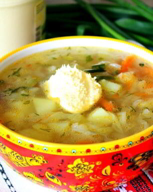 Щи из молодой капусты на курином бульоне