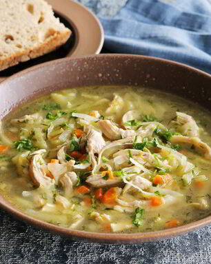 Щи из свежей капусты на курином бульоне