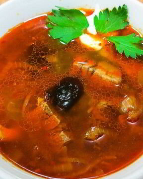 Мясная солянка с почками и салом