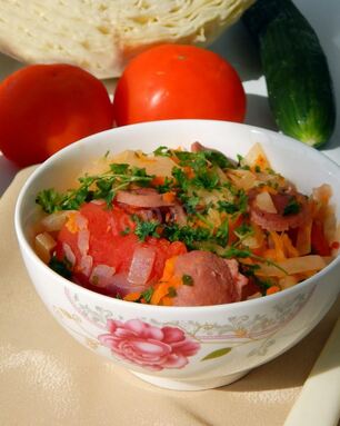 Солянка из капусты с сосисками в мультиварке