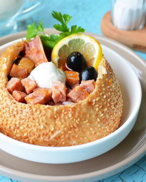 Солянка с копченостями в хлебе