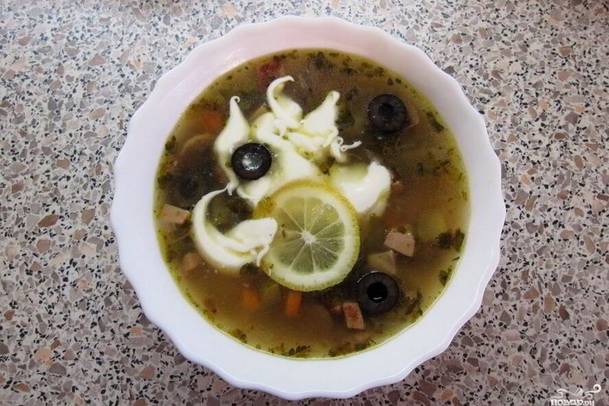 Рецепт солянки с маслинами и лимоном