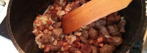 солянка с мясом и колбасой, тушеная на сковороде. Шаг 2