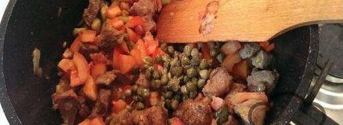 солянка с мясом и колбасой, тушеная на сковороде. Шаг 3