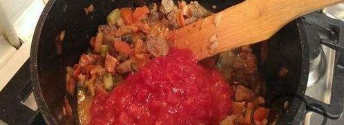 солянка с мясом и колбасой, тушеная на сковороде. Шаг 4