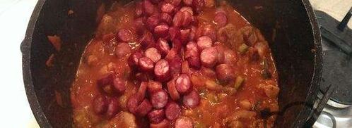 солянка с мясом и колбасой, тушеная на сковороде. Шаг 5