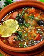 Солянка с охотничьими колбасками и каперсами