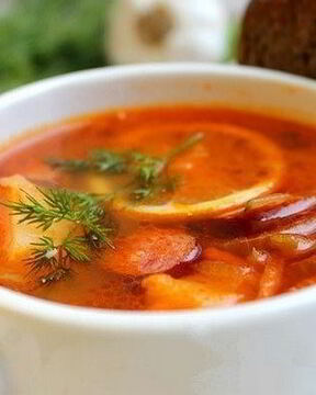 Сытная солянка с овощами и колбасой