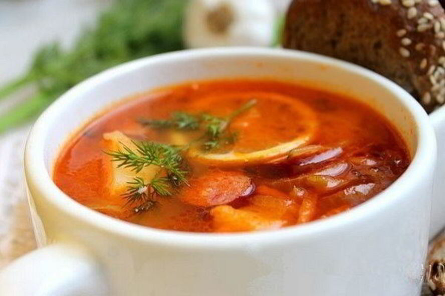 Рецепт сытной солянки с овощами и колбасой