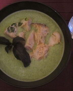 Суп-пюре из броколи, семги и руколы