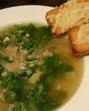 Суп с карамелизированным луком, перловкой и листовой капустой