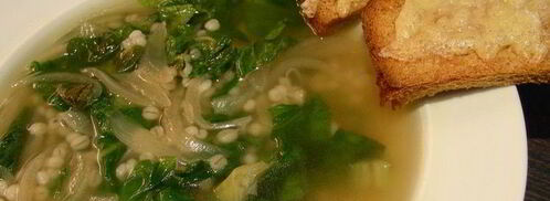 суп с карамелизированным луком, перловкой и листовой капустой. Шаг 8