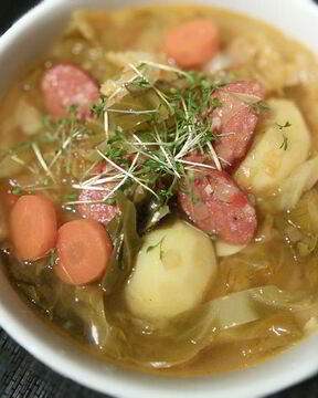 Суп с копчеными колбасками и зеленой капустой