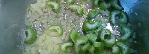 суп с копчеными колбасками и зеленой капустой. Шаг 4