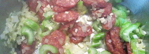 суп с копчеными колбасками и зеленой капустой. Шаг 5