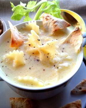 Сырно-макаронный суп и чипсы из лаваша