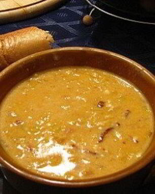 Сырный суп-пюре с гренками, луком и зеленью