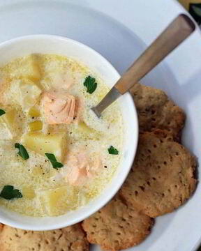 Уха из форели по-фински со сливками и овощами