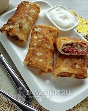 Блинчики с колбасой и сыром