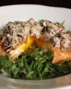 Блинчики с яйцом пашот и сливочным соусом с грибами