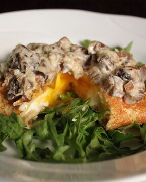 Блинчики с яйцом пашот и сливочным соусом с грибами