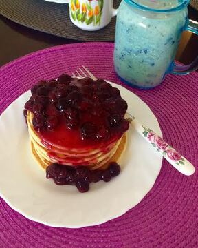 Панкейки с черничным сиропом
