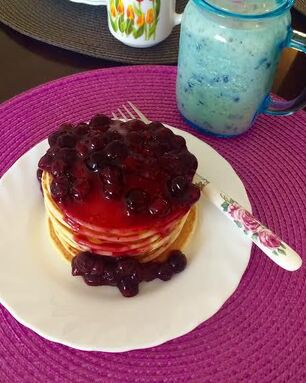 Панкейки с черничным сиропом