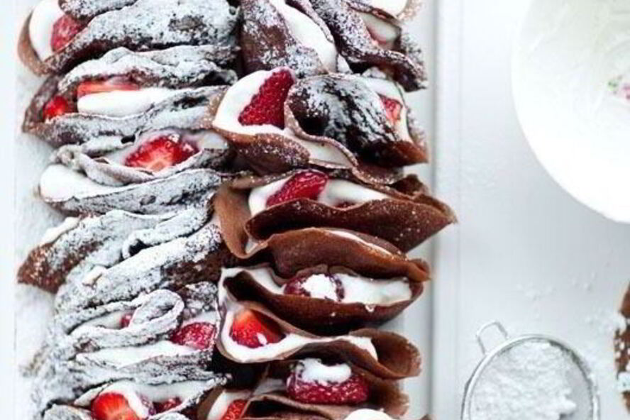 Рецепт шоколадных блинов с клубникой