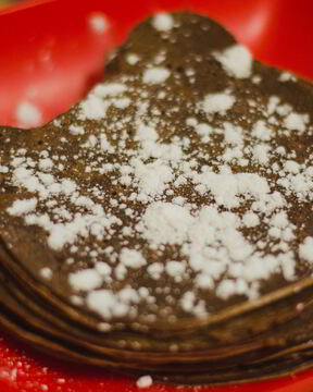 Шоколадные блины с медом