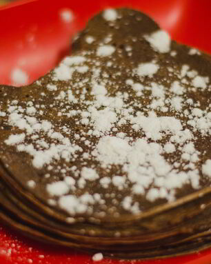 Шоколадные блины с медом