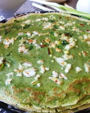 Шпинатные блинчики с припеком из вареных яиц и зеленого лука