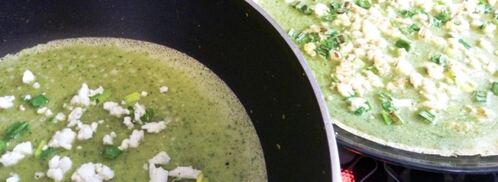 шпинатные блинчики с припеком из вареных яиц и зеленого лука. Шаг 2