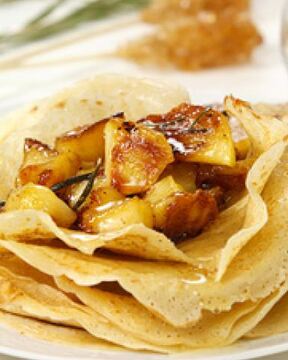 Сладкие блинчики с яблоками в карамели