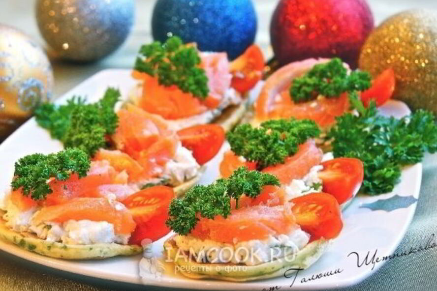 Рецепт закусочных блинчиков с подкопченным лососем