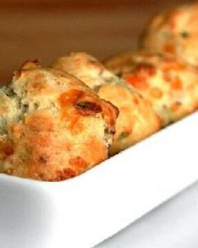 Булочки с беконом и сыром