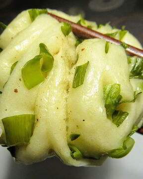 Китайские паровые булочки с зеленым луком