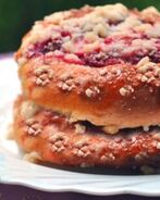 Клубничные булочки со сладким штрейзелем