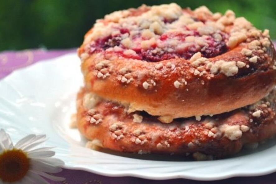 Рецепт клубничных булочек со сладким штрейзелем