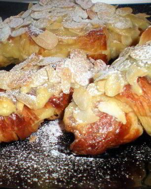 Круассаны — пирожные с кондитерским кремом и лепестками миндаля