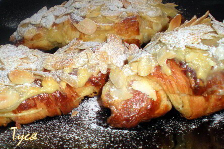 Рецепт круассанов — пирожных с кондитерским кремом и лепестками миндаля