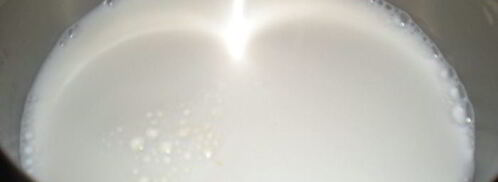 круассаны — пирожные с кондитерским кремом и лепестками миндаля. Шаг 3