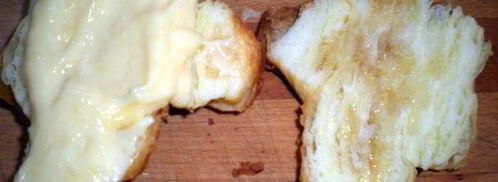 круассаны — пирожные с кондитерским кремом и лепестками миндаля. Шаг 9