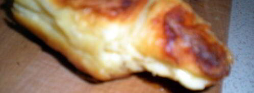 круассаны — пирожные с кондитерским кремом и лепестками миндаля. Шаг 10