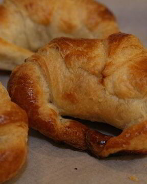 Круассаны с конфитюром и шоколадным сыром