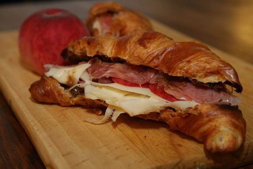 Рецепт круассанов с сыром, персиком и пармской ветчиной