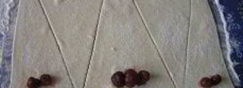 круассаны с земляникой, ежевикой и шоколадом. Шаг 4