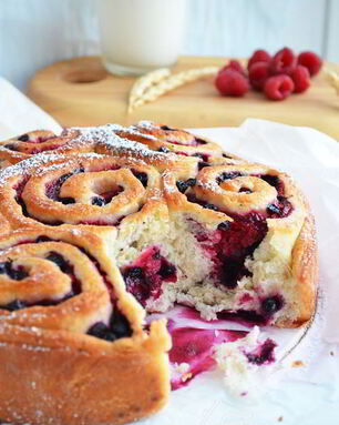 Праздничные булочки с летними ягодами