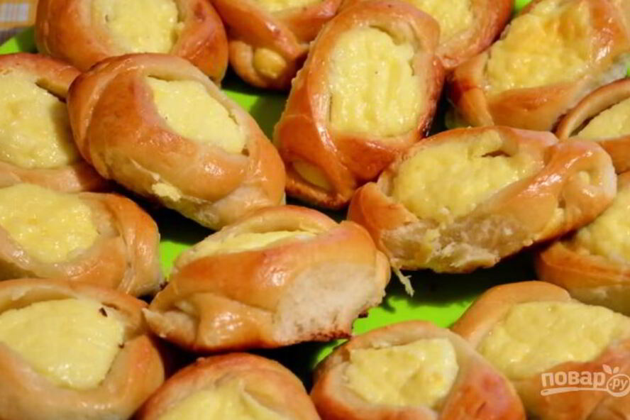 Рецепт ватрушек с творогом на сметанно-дрожжевом тесте