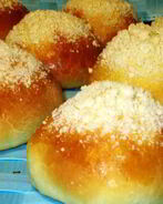 Воздушные булочки с шоколадной пастой и штрейзелем