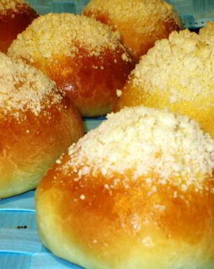 Воздушные булочки с шоколадной пастой и штрейзелем